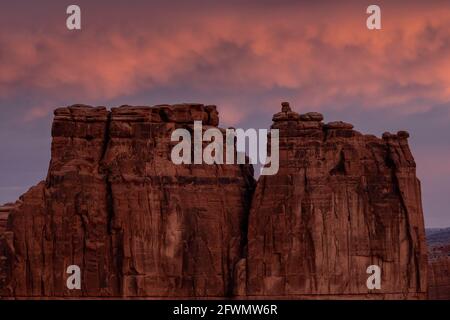 Morgenfarben über den Formationen der Park Avenue im Arches National Park Stockfoto