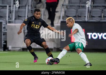 Der Stürmer der Colorado Rapids Michael Barrios (12) wird von Eddie Segura während eines MLS-Spiels am Samstag, den 22. Mai 2021 in Los Angeles verteidigt. CA. LAFC besiegt Stockfoto