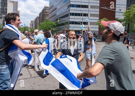 NEW YORK, NY - 23. MAI: Pro-israelische Anhänger tanzen am 23. Mai 2021 bei einer Kundgebung zur Unterstützung Israels und gegen Antisemitismus in New York City. Jüdische und pro-israelische Demonstranten versammelten sich am Standort des World Trade Centers, unter israelischer und amerikanischer Flagge, in Solidarität mit Israel nach dem jüngsten Krieg mit der Hamas in Gaza, und als Protest gegen den zunehmenden Antisemitismus und schwere antijüdische Angriffe nach dem Konflikt. Kredit: Ron Adar/Alamy Live Nachrichten Stockfoto