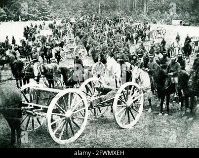 Fliegende Artillerie beim Versuch von Richmond. Die Kanoniere, die mit der Kavallerie aufsteigen - in diesem schnellsten Zweig des Dienstes reitet jeder Mann zu Pferd. Fliegende Artillerie bezieht sich auf Artillerie, die für schnelle Entwicklungen ausgebildet ist, d.h. die Männer werden entweder montiert oder trainiert, auf die Waffen und Kaissonen zu springen, wenn sie ihre Position ändern. Richmond, Virginia, diente fast den gesamten amerikanischen Bürgerkrieg als Hauptstadt der Konföderierten Staaten von Amerika. Es war eine wichtige Quelle für Waffen und Lieferungen für die Kriegsanstrengungen und der Endpunkt von fünf Eisenbahnen. Die Union hat viele Versuche unternommen, in Richmond einzufallen. Stockfoto