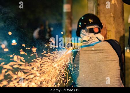 Medellin, Antioquia, Kolumbien. Mai 2021. Demonstranten zünden einen Brandwerfer an, während sich in Medellin, Kolumbien, Auseinandersetzungen und Unruhen entwickeln, nachdem Demonstranten und Bereitschaftspolizei (ESMAD) während einer Demonstration, die zu Zusammenstößen eskalierte, nachdem Sicherheitskameras und Handel von den Protesten betroffen waren. In Medellin, Antioquia, Kolumbien am 22, 2021. Quelle: Miyer Juana/LongVisual/ZUMA Wire/Alamy Live News Stockfoto