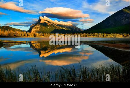 Sonnenuntergang über Mount Rundle von Vermilion Lakes, Banff National Park, Alberta, Kanada Stockfoto