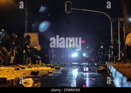 Medellin, Antioquia, Kolumbien. Mai 2021. Demonstranten halten eine Wasserkanone aus einem Aufstands-Tank, während sich in Medellin, Kolumbien, Zusammenstöße und Unruhen entwickeln, nachdem Demonstranten und Bereitschaftspolizei (ESMAD) während einer Demonstration, die zu Zusammenstößen eskalierte, nachdem Sicherheitskameras und Handel von dem Protest betroffen waren. In Medellin, Antioquia, Kolumbien am 22, 2021. Quelle: Miyer Juana/LongVisual/ZUMA Wire/Alamy Live News Stockfoto