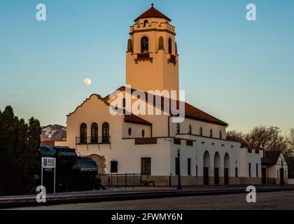 Mondaufgang im Boise Depot an einem Frühlingsabend. Stockfoto