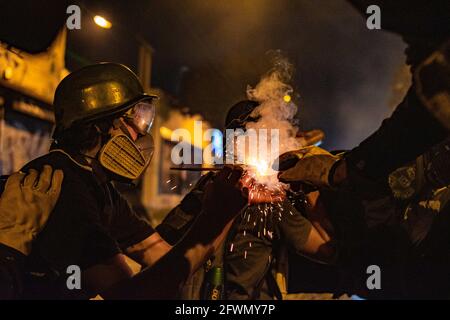 Medellin, Antioquia, Kolumbien. Mai 2021. Demonstranten zünden einen Brandwerfer an, während sich in Medellin, Kolumbien, Auseinandersetzungen und Unruhen entwickeln, nachdem Demonstranten und Bereitschaftspolizei (ESMAD) während einer Demonstration, die zu Zusammenstößen eskalierte, nachdem Sicherheitskameras und Handel von den Protesten betroffen waren. In Medellin, Antioquia, Kolumbien am 22, 2021. Quelle: Miyer Juana/LongVisual/ZUMA Wire/Alamy Live News Stockfoto