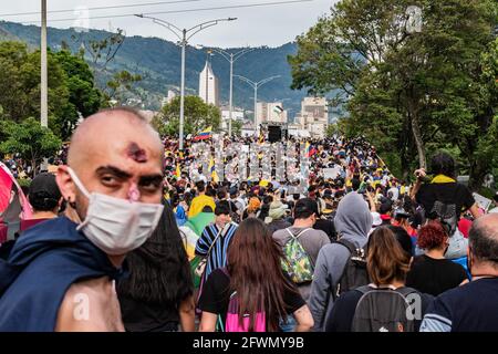 Medellin, Antioquia, Kolumbien. Mai 2021. Allgemeine Sicht auf die Demonstrationen in Medellin, die sich im kolumbianischen Medellin als Zusammenstöße und Unruhen entwickeln, nachdem Demonstranten und Bereitschaftspolizei (ESMAD) während einer Demonstration, die zu Zusammenstößen eskalierte, nachdem Sicherheitskameras und Handel von den Protesten betroffen waren, betroffen waren. In Medellin, Antioquia, Kolumbien am 22, 2021. Quelle: Miyer Juana/LongVisual/ZUMA Wire/Alamy Live News Stockfoto