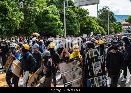 Medellin, Antioquia, Kolumbien. Mai 2021. Allgemeine Sicht auf Demonstranten der Front und Demonstranten, bevor es in Medellin, Kolumbien, zu Zusammenstößen und Krawallen kommt, nachdem Demonstranten und Bereitschaftspolizei (ESMAD) während einer Demonstration, die zu Zusammenstößen eskalierte, nachdem Sicherheitskameras und Handel von dem Protest betroffen waren. In Medellin, Antioquia, Kolumbien am 22, 2021. Quelle: Miyer Juana/LongVisual/ZUMA Wire/Alamy Live News Stockfoto