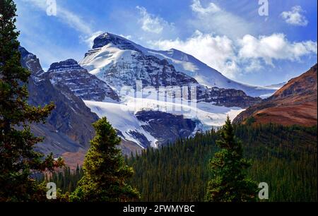 Der Sunwapta Pass markiert die Grenze zwischen den Nationalparks Banff und Jasper, den kanadischen Rockies, Alberta, Kanada Stockfoto