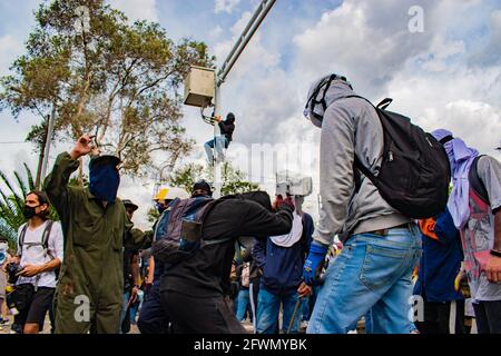 Medellin, Antioquia, Kolumbien. Mai 2021. Demonstranten der Front nehmen Überwachungskameras ab, während sich in Medellin, Kolumbien, Zusammenstöße und Unruhen entwickeln, nachdem Demonstranten und Bereitschaftspolizei (ESMAD) während einer Demonstration, die zu Zusammenstößen eskalierte, nachdem Sicherheitskameras und Handel von den Protesten betroffen waren. In Medellin, Antioquia, Kolumbien am 22, 2021. Quelle: Miyer Juana/LongVisual/ZUMA Wire/Alamy Live News Stockfoto