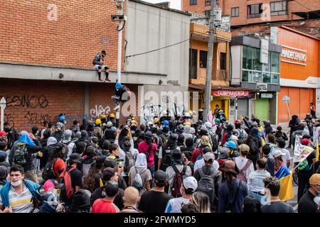 Medellin, Antioquia, Kolumbien. Mai 2021. Demonstranten der Front nehmen Überwachungskameras ab, während sich in Medellin, Kolumbien, Zusammenstöße und Unruhen entwickeln, nachdem Demonstranten und Bereitschaftspolizei (ESMAD) während einer Demonstration, die zu Zusammenstößen eskalierte, nachdem Sicherheitskameras und Handel von den Protesten betroffen waren. In Medellin, Antioquia, Kolumbien am 22, 2021. Quelle: Miyer Juana/LongVisual/ZUMA Wire/Alamy Live News Stockfoto