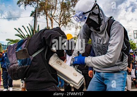 Medellin, Antioquia, Kolumbien. Mai 2021. Demonstranten der Front nehmen Überwachungskameras ab, während sich in Medellin, Kolumbien, Zusammenstöße und Unruhen entwickeln, nachdem Demonstranten und Bereitschaftspolizei (ESMAD) während einer Demonstration, die zu Zusammenstößen eskalierte, nachdem Sicherheitskameras und Handel von den Protesten betroffen waren. In Medellin, Antioquia, Kolumbien am 22, 2021. Quelle: Miyer Juana/LongVisual/ZUMA Wire/Alamy Live News Stockfoto