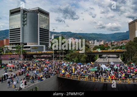 Medellin, Antioquia, Kolumbien. Mai 2021. Allgemeine Sicht auf die Demonstrationen in Medellin, die sich im kolumbianischen Medellin als Zusammenstöße und Unruhen entwickeln, nachdem Demonstranten und Bereitschaftspolizei (ESMAD) während einer Demonstration, die zu Zusammenstößen eskalierte, nachdem Sicherheitskameras und Handel von den Protesten betroffen waren, betroffen waren. In Medellin, Antioquia, Kolumbien am 22, 2021. Quelle: Miyer Juana/LongVisual/ZUMA Wire/Alamy Live News Stockfoto