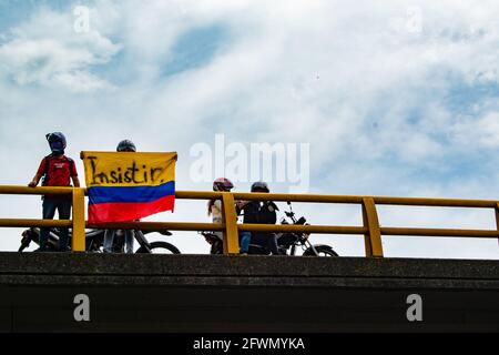 Medellin, Antioquia, Kolumbien. Mai 2021. Ein Demonstrator hält eine kolumbianische Flagge mit der Botschaft „bestehen“, als sich in Medellin, Kolumbien, Zusammenstöße und Krawalle entwickeln, nachdem Demonstranten und Bereitschaftspolizei (ESMAD) während einer Demonstration, die zu Zusammenstößen eskalierte, nachdem Sicherheitskameras und Handel von dem Protest betroffen waren. In Medellin, Antioquia, Kolumbien am 22, 2021. Quelle: Miyer Juana/LongVisual/ZUMA Wire/Alamy Live News Stockfoto