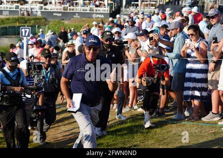 Kiawah Island, Usa. Mai 2021. Phil Mickelson gefällt der Galerie, als er am Sonntag, den 23. Mai 2021, mit seinem Vorsprung bei der 103. PGA Championship auf dem Kiawah Island Golf Resort Ocean Course auf Kiawah Island, South Carolina, den 17. Platz hinter sich lässt. Foto von Richard Ellis/UPI Credit: UPI/Alamy Live News Stockfoto