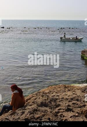 Menschen auf dem Meer und in der Nähe der Küste nahe Klippe und Seeadler mit Meereslandschaft und Wellen und Schönheit Natur in Alexandria Ägypten. Stockfoto