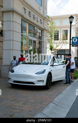 Alpharetta, GA, USA. Mai 2021. Potenzielle Käufer werfen einen Blick auf ein Tesla Model S Auto vor einem Tesla Händler in der .Avalon Mall nördlich von Atlanta. Das Unternehmen verzeichnete im ersten Quartal 2021 einen Rekordersatz im Quartalsvergleich und ist die am schnellsten wachsende Marke weltweit und die führende Marke für Elektrofahrzeuge. Weltweit erreichten Teslas Fahrzeugauslieferungen im Jahr 2020 fast 500,000 Einheiten. Gleichzeitig hat sich Teslas Modell 3 zum weltweit meistverkauften Plug-in-Elektrofahrzeug-Modell entwickelt, berichten Branchenbeobachter. Quelle: Robin Rayne/ZUMA Wire/Alamy Live News Stockfoto