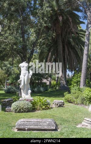 Kopflose Statue im Park in Italica, römische Stadt in der Nähe von Sevilla, Spanien Stockfoto