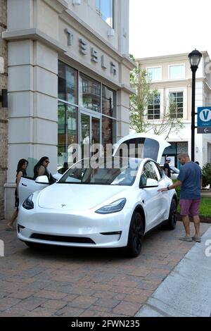 Alpharetta, GA, USA. Mai 2021. Potenzielle Käufer werfen einen Blick auf ein Tesla Model S Auto vor einem Tesla Händler in der .Avalon Mall nördlich von Atlanta. Das Unternehmen verzeichnete im ersten Quartal 2021 einen Rekordersatz im Quartalsvergleich und ist die am schnellsten wachsende Marke weltweit und die führende Marke für Elektrofahrzeuge. Weltweit erreichten Teslas Fahrzeugauslieferungen im Jahr 2020 fast 500,000 Einheiten. Gleichzeitig hat sich Teslas Modell 3 zum weltweit meistverkauften Plug-in-Elektrofahrzeug-Modell entwickelt, berichten Branchenbeobachter. Quelle: Robin Rayne/ZUMA Wire/Alamy Live News Stockfoto