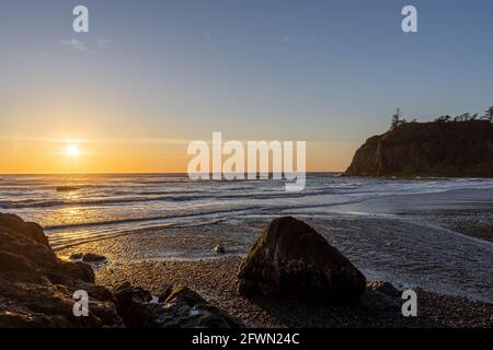 Sonnenuntergang entlang der zerklüfteten Küste von Washington am Ruby Beach im Olympic National Park. Stockfoto