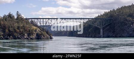 Die Deception Pass Bridge verbindet Anacortes Island mit Whidbey Island im Bundesstaat Washington bei Tageslicht. Stockfoto