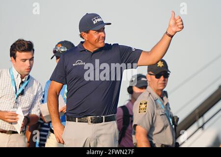 Kiawah Island, Usa. Mai 2021. Phil Mickelson gibt den Fans am 18. Loch den Daumen nach dem Gewinn der 103. PGA Championship auf dem Kiawah Island Golf Resort Ocean Course auf Kiawah Island, South Carolina, am Sonntag, 23. Mai 2021. Foto von Richard Ellis/UPI Credit: UPI/Alamy Live News Stockfoto