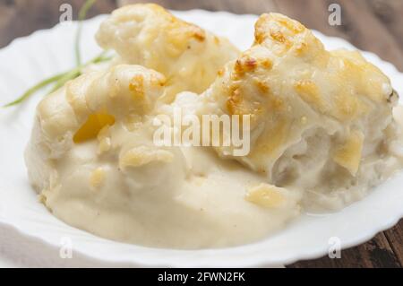 Gebackener Blumenkohl mit Bechamelgratin Stockfoto