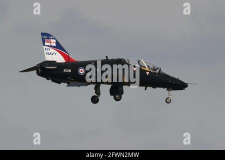 XX281, eine BAE Hawk T1A, die von 736 Naval Air Squadron der Royal Navy (Fleet Air Arm) betrieben wird und nach einem Sortie während der Übung Joint Warrior 21 am Flughafen Prestwick, Ayrshire, zurückkommt. Stockfoto