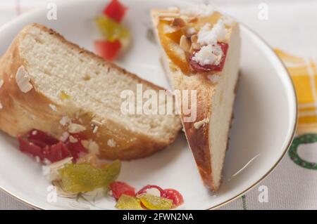 Zwei Stücke von typischen Weihnachtskuchen Stockfoto