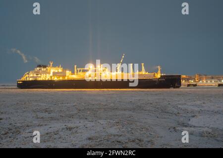 Sabetta, Region Tjumen, Russland - 4. April 2021: Der Gasträger Yakov Gakkel wird am Liegeplatz mit Flüssiggas beladen. Stockfoto