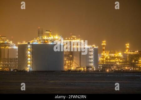 Sabetta, Region Tjumen, Russland - 4. April 2021: Erdgasverarbeitungsanlage Sabetta in Russland. Eine Pflanze im hohen Norden. Stockfoto