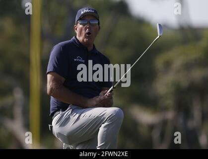 Kiawah Island, Usa. Mai 2021. Phil Mickelson reagiert, nachdem er einen Putt im 11. Loch verpasst hatte, bevor er die PGA Championship am Sonntag, den 23. Mai 2021, im Finallauf der 103. PGA Championship auf dem Kiawah Island Golf Resort Ocean Course auf Kiawah Island, South Carolina, mit einem Ergebnis von 7 unter Par gewann. Phil Mickelson wird mit 50 Jahren der älteste Major Champion. Foto von John Angelillo/UPI Credit: UPI/Alamy Live News Stockfoto