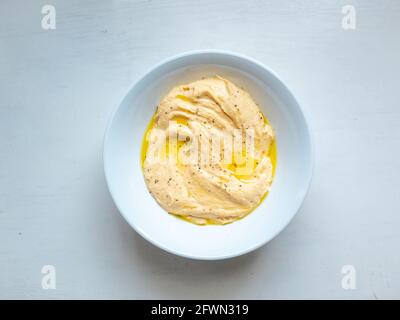 Köstlicher Hummus, zubereitet mit Kichererbsen, Knoblauch, Tahini, Zitronensaft, Salz, Olivenöl und Gewürze Stockfoto