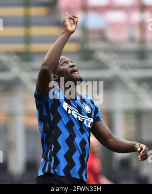 Mailand, Italien. Mai 2021. Romelu Lukaku von Inter Mailand feiert sein Tor bei einem Fußballspiel der Serie A zwischen Inter Mailand und Udinese in Mailand, Italien, am 23. Mai 2021. Quelle: Alberto Lingria/Xinhua/Alamy Live News Stockfoto