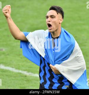 Mailand, Italien. Mai 2021. Lautaro Martinez von Inter Mailand feiert nach einem Fußballspiel der Serie A zwischen Inter Mailand und Udinese in Mailand, Italien, den 23. Mai 2021. Quelle: Alberto Lingria/Xinhua/Alamy Live News Stockfoto