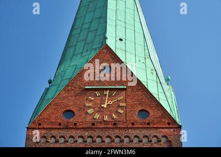 St. Nikolai ist die evangelische Hauptkirche und das älteste Gebäude in Kiel. Es steht am Alten Markt, Kiel, Deutschland Stockfoto