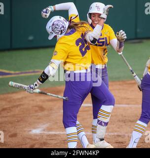 Baton Rouge, LA, USA. Mai 2021. Die Taylor Pleasants (17) der LSU werden von Teamkollege Georgia Clark (25) auf der Heimplatte nach einem Heimlauf während der NCAA Baton Rouge Softball Regional Action zwischen der University of Louisiana in Lafayette und den LSU Tigers im Tiger Park in Baton Rouge, LA, gratuliert. Jonathan Mailhes/CSM/Alamy Live News Stockfoto