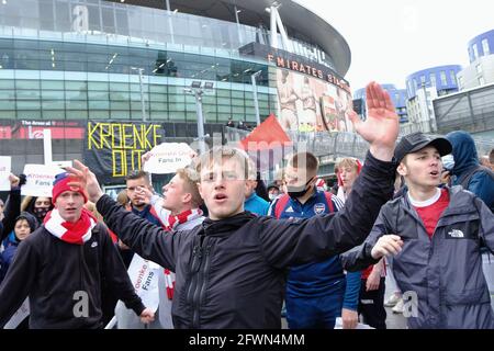 London, Großbritannien 23/05/21 Arsenal-Fußballfans protestieren vor dem Spiel in Brighton und dem letzten Spiel der Premiership-Saison gegen den Clubbesitzer Stan Kroenke. Stockfoto