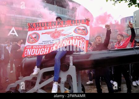 London, Großbritannien 23/05/21 Arsenal-Fußballfans protestieren vor dem Spiel in Brighton und dem letzten Spiel der Premiership-Saison gegen den Clubbesitzer Stan Kroenke. Stockfoto