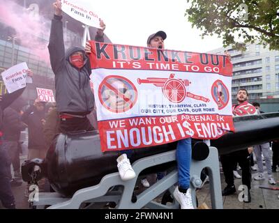 London, Großbritannien 23/05/21 Arsenal-Fußballfans protestieren vor dem Spiel in Brighton und dem letzten Spiel der Premiership-Saison gegen den Clubbesitzer Stan Kroenke. Stockfoto