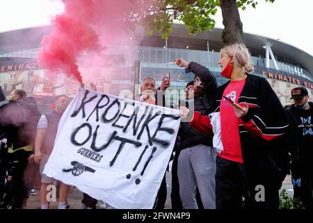 London, Großbritannien 23/05/21 Arsenal-Fußballfans protestieren vor dem Spiel in Brighton und dem letzten Spiel der Premiership-Saison gegen den Clubbesitzer Stan Kroenke. Stockfoto