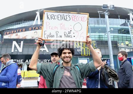 London, Großbritannien. 23/05/21. Arsenal-Fußballfans versammeln sich vor dem Spiel gegen Brighton, um gegen die Eigentümerschaft des Clubs zu protestieren. Stockfoto