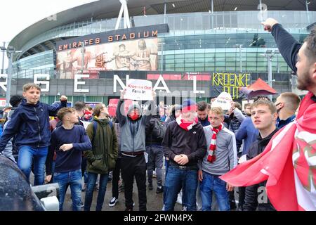 London, Großbritannien 23/05/21 Arsenal-Fußballfans protestieren vor dem Spiel in Brighton und dem letzten Spiel der Premiership-Saison gegen den Clubbesitzer Stan Kroenke. Stockfoto