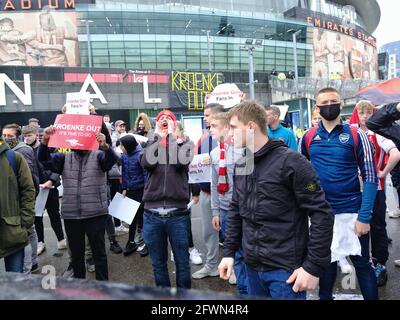 London, Großbritannien 23/05/21 Arsenal-Fußballfans protestieren vor dem Spiel in Brighton und dem letzten Spiel der Premiership-Saison gegen den Clubbesitzer Stan Kroenke. Stockfoto