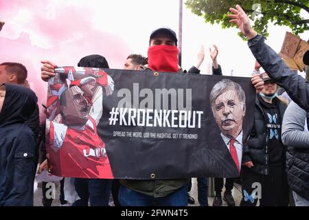 London, Großbritannien 23/05/21 Arsenal-Fußballfans protestieren vor dem Spiel in Brighton und dem letzten Spiel der Premiership-Saison gegen den Clubbesitzer Stan Kroenke. Stockfoto