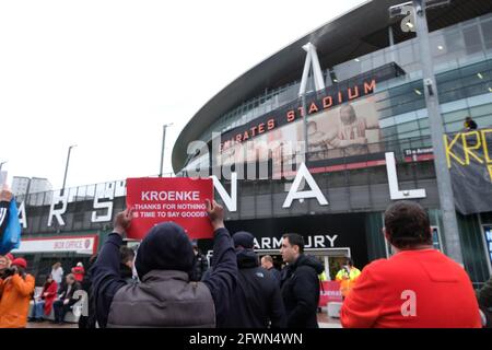 London, Großbritannien. 23/05/21. Arsenal-Fußballfans protestieren gegen den Besitzer Stan Kroenke und werden beschuldigt, den Verein als „Cash Cow“ behandelt zu haben. Stockfoto