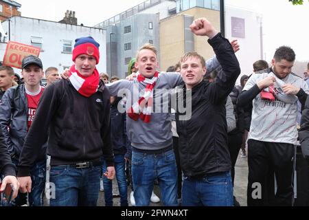 London, Großbritannien. 23/05/21 Arsenal-Fußballfans versammeln sich, um gegen den Besitzer Stan Kroenke zu protestieren, der beschuldigt wurde, den Club als "Cash Cow" zu verwenden. Stockfoto