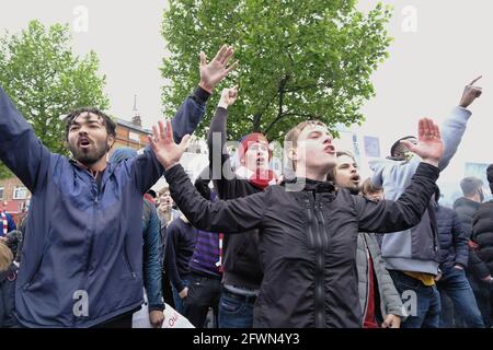 London, Großbritannien. 23/05/21 Arsenal-Fußballfans versammeln sich, um gegen den Besitzer Stan Kroenke zu protestieren, der beschuldigt wurde, den Club als "Cash Cow" zu verwenden. Stockfoto