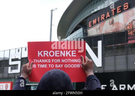 London, Großbritannien. 23/05/21. Arsenal-Fußballfans protestieren gegen den Besitzer Stan Kroenke und werden beschuldigt, den Verein als „Cash Cow“ behandelt zu haben. Stockfoto