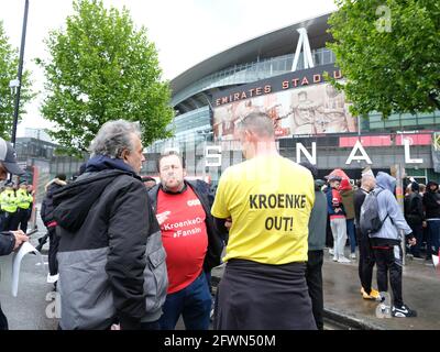 London, Großbritannien. 23/05/21 Arsenal-Fußballfans versammeln sich, um gegen den Besitzer Stan Kroenke zu protestieren, der beschuldigt wurde, den Club als "Cash Cow" zu verwenden. Stockfoto