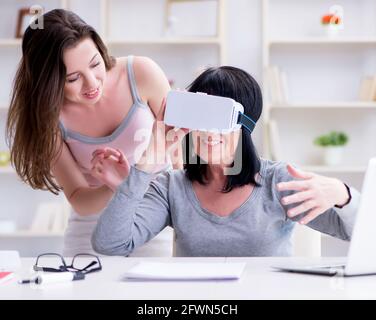 Die ältere Frau mit Virtual reality Brillen Stockfoto